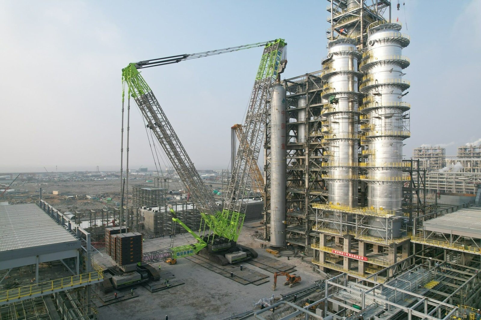 Zoomlion-s-3-600-Ton-Crawler-Crane-ZCC89000-Sets-Two-World-Records-for-Single-Lifting-Weight-and-Lif